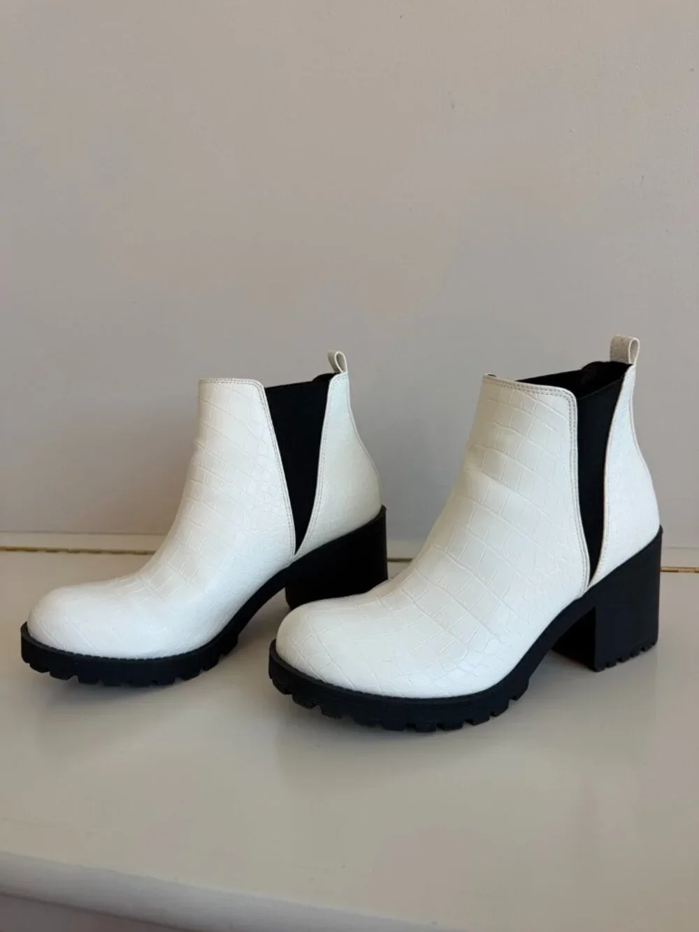 Dirty Laundry Margo White Croc Chelsea Lug Sole Boots Size 7